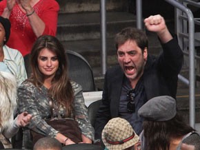 Penélope e Javier na última aparição pública, em 26 de dezembro, quando foram a um jogo de basquete em Los Angeles(Imagem:Divulgação)