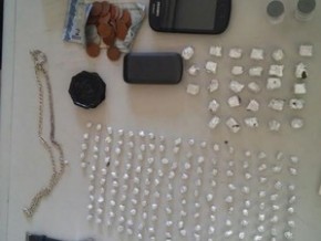 Drogas e celulares encontrados com os suspeitos.(Imagem:Divulgação/Polícia Militar)