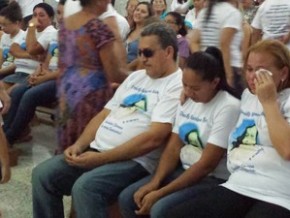 Pais de Danielly Rodrigues se emocionam durante missa.(Imagem:Ronaldo Mota/PortalCastelo.com)