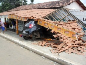 Pneu traseiro sacou e veículo danificou parte do teto do estabelecimento. (Imagem:Divulgação)