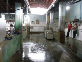 Após chuva, mercado público fica alagado em Piripiri.(Imagem:Francisco Júnior/Piripirinews)