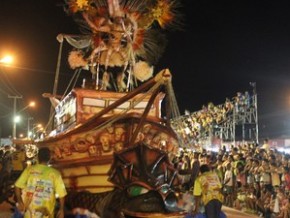 Império do Cais completou 18 anos na avenida e levou muita festa ao Litoral.(Imagem:Ellyo Teixeira/G1)