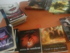 Livros de ficcção foram apreendidos na casa de adolescente.(Imagem:Chagas Silva/JF Agora)