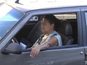 Mulher dirige sem cinto de segurança.(Imagem:Reprodução TV Tem)
