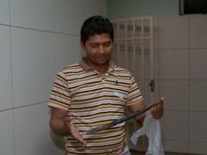 ai mostra estaca que ficou alojada no corpo do filho.(Imagem:Reprodução/TV Clube)