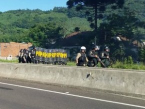 Tropa de choque da PRF atua para liberar a BR-101, em Três Cachoeiras.(Imagem: Alessandro Castro/PRF)