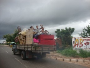 Renato Costa fez um flagrante de desrespeito às leis de trânsito. Crianças em cima de um caminhão abarrotado(Imagem:FN)