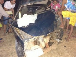 Carro de passeio ficou totalmente destruído.(Imagem:Cleiton Jarmes/Portal Piauí em Foco))