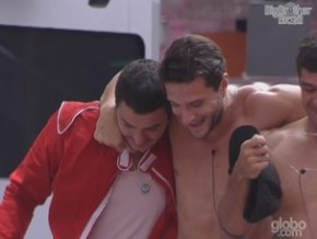 Rafa comemora com brothers a vitória.(Imagem:Reprodução)