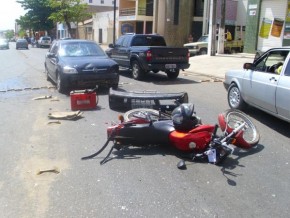 Acidente envolvendo carro e moto na Av. Bucar Neto em Floriano.(Imagem:FlorianoNews)