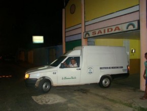 Carro do IML deixa o local com os corpos.(Imagem:Divulgação)