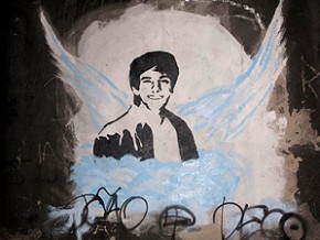 O retrato de Rafael Mascarenhas foi pintado na parede do Túnel Acústico (Imagem: Rodrigo Vianna/G1)