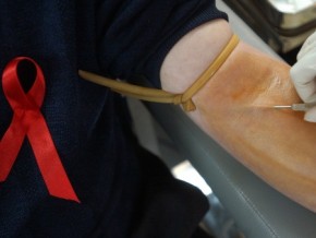 Especialistas dizem que proibição à doação de sangue por homossexuais ainda é necessária, mas ativistas protestam(Imagem:Getty Image)