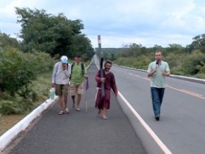 Homem anda em rodovia carregando cruz a pés por mais de 60 km.(Imagem:Reprodução/TV Clube)