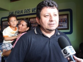 José Nilton de Sousa, irmão da vítima, disse que cidade está em choque.(Imagem:Catarina Costa/G1)