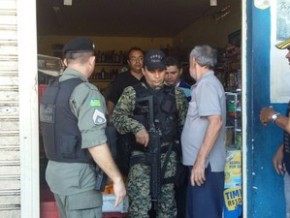 Polícia realiza diligência para a captura do suspeito.(Imagem:Divulgação/PM)