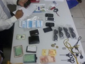 Foram encontrados dinheiro, droga e outros objetos.(Imagem:Divulgação/Polícia Civil)