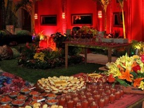 Festa Caliente tem decoração tropical no jardim da casa(Imagem:Reprodução)