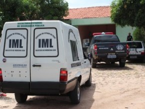 Viatura do IML fez a remoção do corpo da vítima.(Imagem:Foto: Gil Oliveira/ G1)
