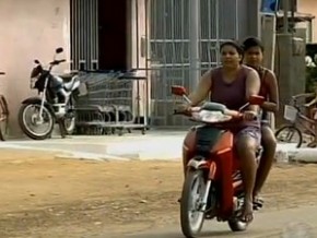 Motociclistas sem capacete.(Imagem:Reprodução/TV Grande Rio)