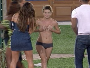 Diana cumpre promessa e cai na piscina sem sutiã(Imagem:Reprodução)