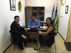 Z&eacute; Santana (PMDB), a prefeita de Uru&ccedil;u&iacute; Renata Coelho (PMDB) e o secret&aacute;rio estadual de Seguran&ccedil;a, F&aacute;bio Abreu discutiram melhorias para a seguran&ccedil;a p&uacute;blica em Uru&ccedil;u&iacute;.(Imagem:Alepi)