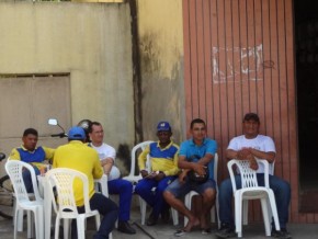 Funcionários dos Correios se reuniram em frente à agência de Floriano.(Imagem:FlorianoNews)