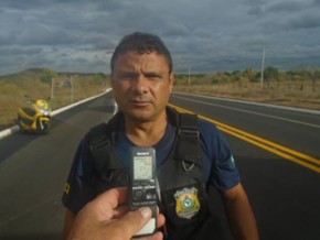 Caminhão carregado de abacaxi tomba na Rotatória do Paracaty.(Imagem:FlorianoNews)