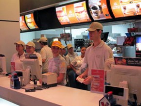 Atendentes do McDonald's(Imagem:Gabriela Gasparin/G1)