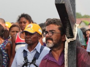 O agricultor Alcides acompanha o pagamento da promessa do amigo.(Imagem:Pedro Santiago/G1)