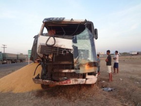 Acidente entre carretas deixa três pessoas feridas na BR-230.(Imagem:FlorianoNews)