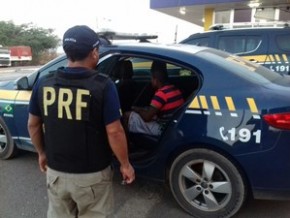 Dupla foi presa com maconha em ônibus.(Imagem:Divulgação/PRF)