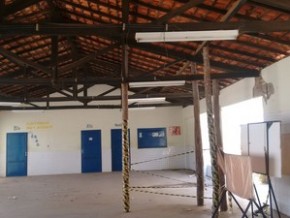 Escoras de madeira colocadas em teto de escola.(Imagem:G1 Piauí)