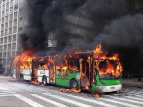 Ônibus foi incendiado no cruzamento em frente ao Theatro Municipal de SP.(Imagem:Caio Prestes/G1)