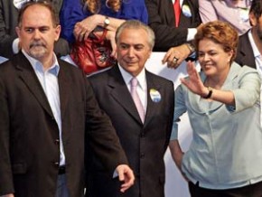 O presidente do PT, José Eduardo Dutra, Michel Temer (PMDB-SP) e Dilma Rousseff na inauguração do comitê da campanha petista em Brasília (Imagem:Andre Dusek/Agência Estado)