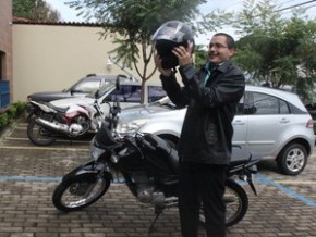 Dispositivo impede que motociclistas saiam sem capacete.(Imagem:Juliana Gomes/G1)