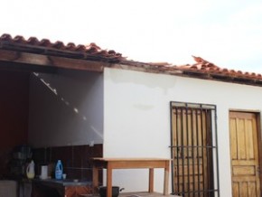 Arma do crime foi encontrada escondida entre o telhado e o forro da casa.(Imagem:Catarina Costa/G1)