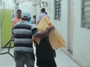 Vítima chega à Gerência de Polícia do Interior para prestar depoimento.(Imagem:Beto Marques/G1)