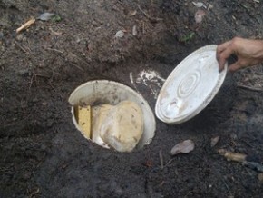 Droga estava escondida em baldes e enterradas.(Imagem:Divulgação/PM)