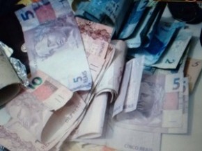 Dinheiro apreendido em casa de suspeito em Picos.(Imagem:Polícia Civil)