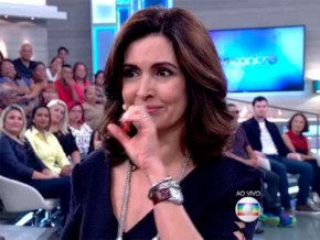 Emocionada, Fátima Bernardes chora.(Imagem:MSN)