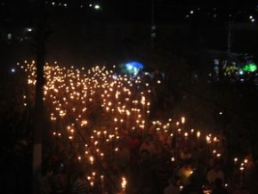 Ruas de Oeiras ficam iluminadas por lamparinas.(Imagem:Ellyo Teixeira/G1)