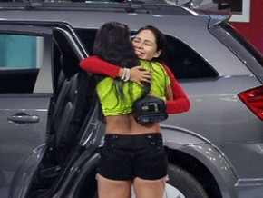 Jakeline e Kelly se abraçam ao final da prova.(Imagem:Reprodução)