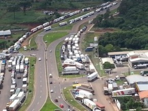 Dezenas de caminhões estão parados também em Xanxerê.(Imagem:PRF/Divulgação)
