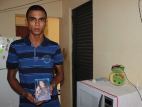 Ítalo, filho da vítima, exibe foto da mãe Flaviana.(Imagem:Gustavo Almeida/G1)
