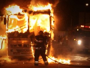 Três ônibus foram incendiados em Tijucas até a meia-noite(Imagem:Luiz Jr/arquivo pessoal)