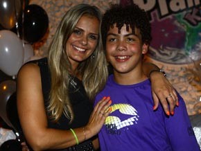 Milene Domingues com o filho Ronald(Imagem:Divulgação)
