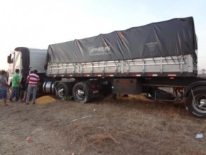 Acidente entre carretas deixa três pessoas feridas na BR-230.(Imagem:FlorianoNews)