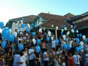 Amigos e familiares fazem homenagem a Júnior Araújo.(Imagem:Ellyo Teixeira/G1)