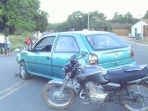 Colisão entre duas motos e um carro deixa dois adolescentes feridos.(Imagem:Divulgação)